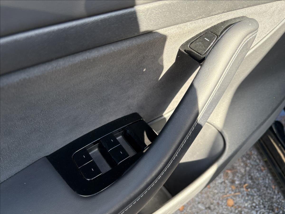 Tesla Model 3 Sedan / Limuzína 0,0 239 kw