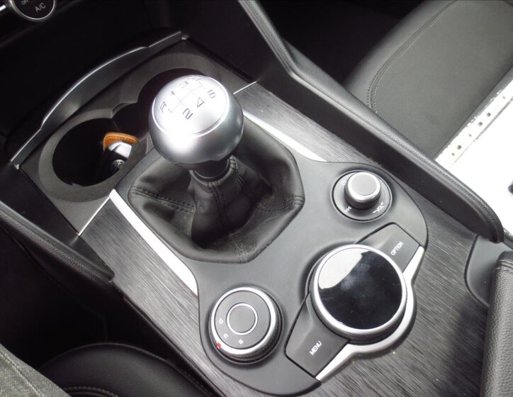 Alfa Romeo Giulia 19