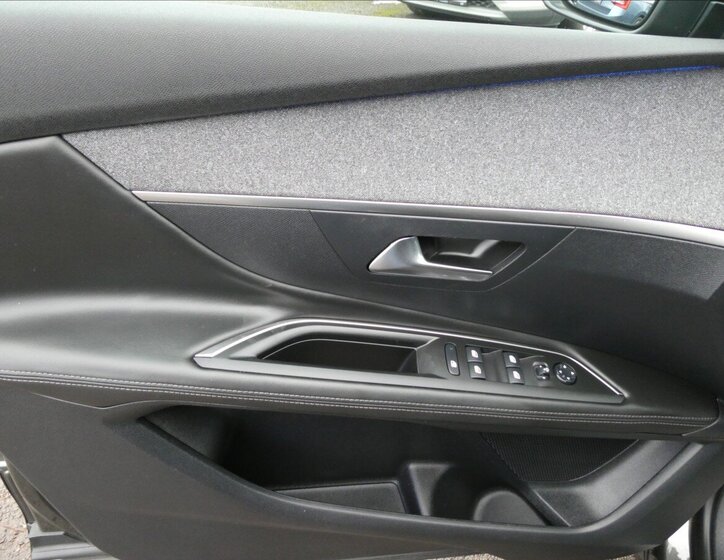 Peugeot 3008 SUV 1,6 l 121 kw