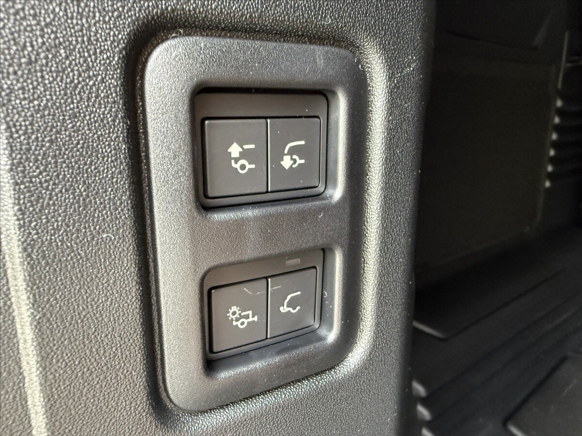 Land Rover Defender SUV / Terénní 3,0 l 184 kw