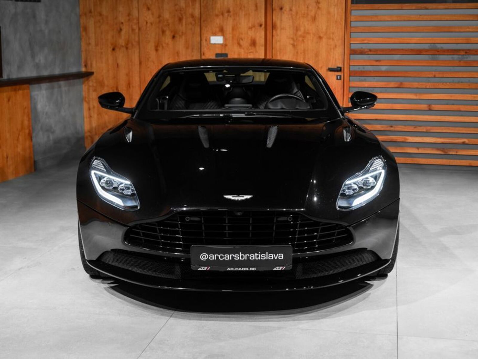 Aston Martin DB11 6