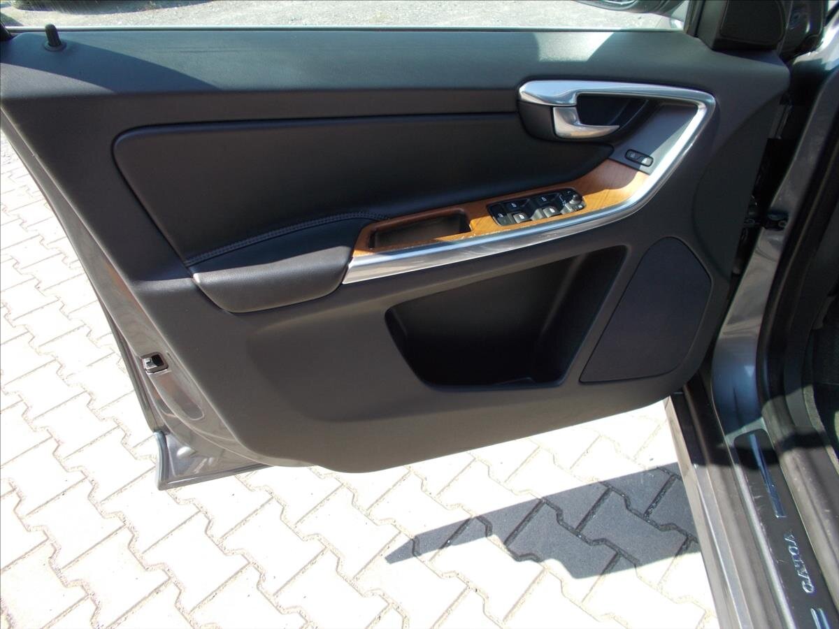 Volvo XC60 SUV / Terénní 2,0 l 110 kw