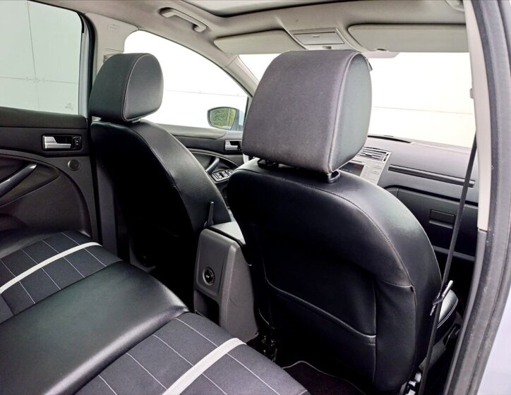 Ford Kuga SUV / Terénní 2,0 l 120 kw