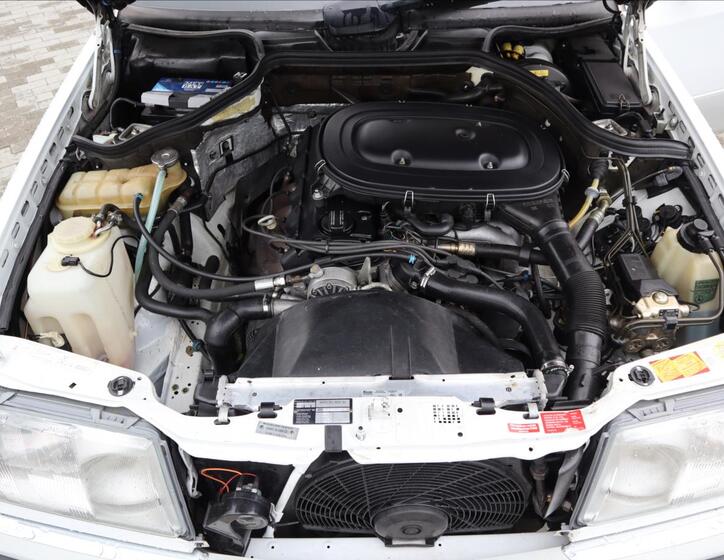 Mercedes-Benz 200 14