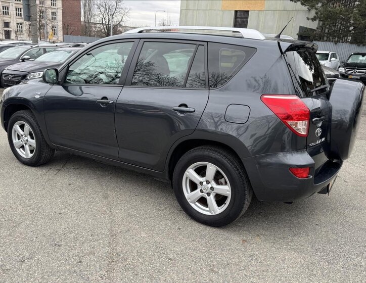 Toyota RAV4 SUV / Terénní 2,2 l 100 kw