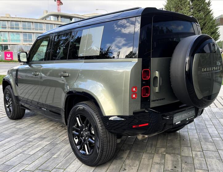Land Rover Defender 4