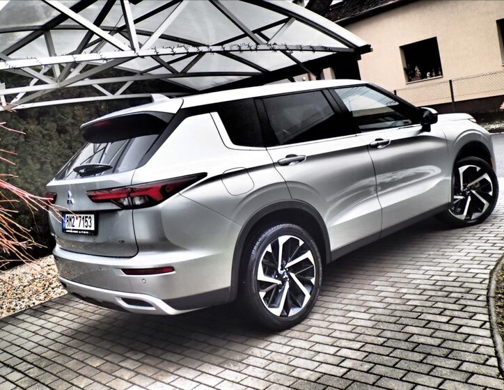 Mitsubishi Outlander SUV / Terénní 2,4 l 162 kw
