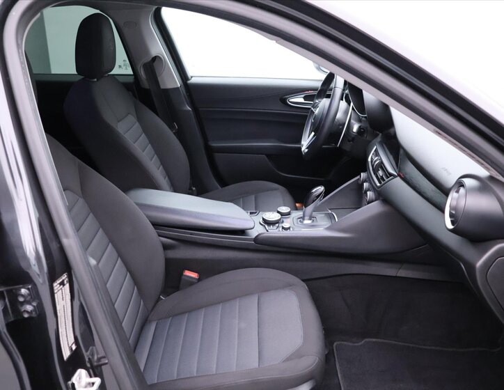 Alfa Romeo Giulia Sedan / Limuzína 2,1 l 110 kw