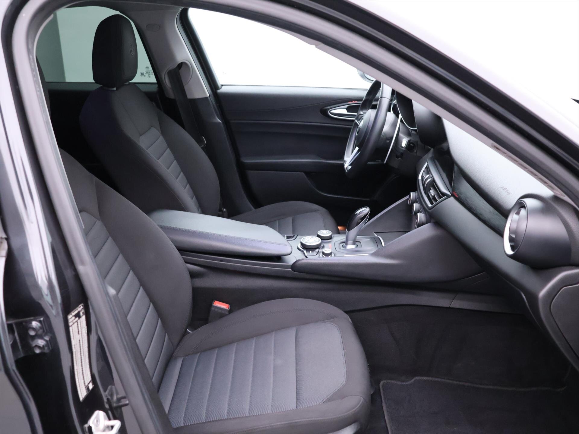 Alfa Romeo Giulia Sedan / Limuzína 2,1 l 110 kw