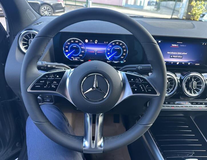 Mercedes-Benz EQA 11