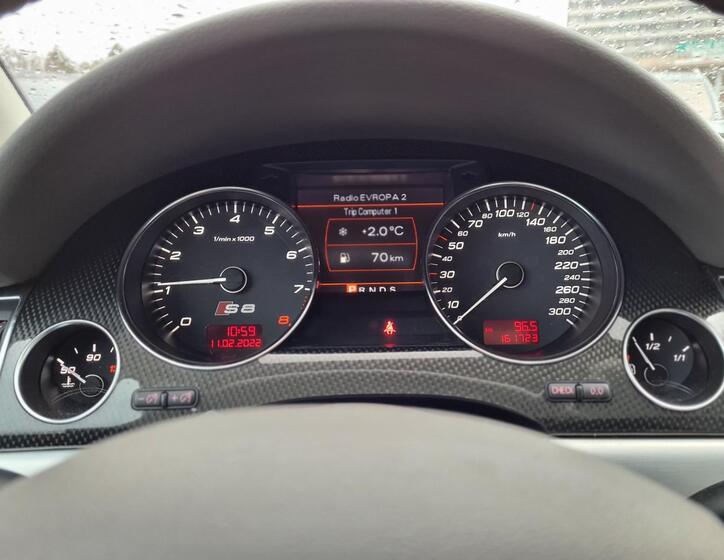 Audi S8 26