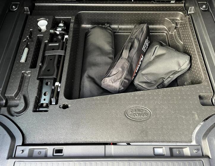 Land Rover Defender 8