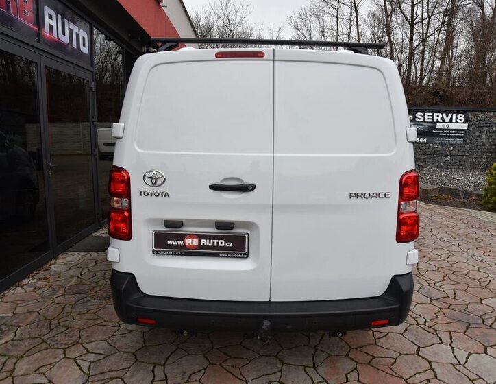 Toyota ProAce 9