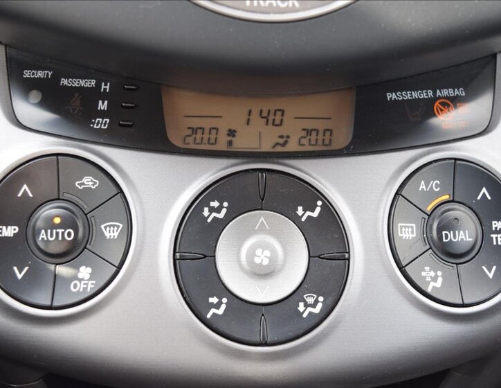 Toyota RAV4 SUV / Terénní 2,2 l 100 kw