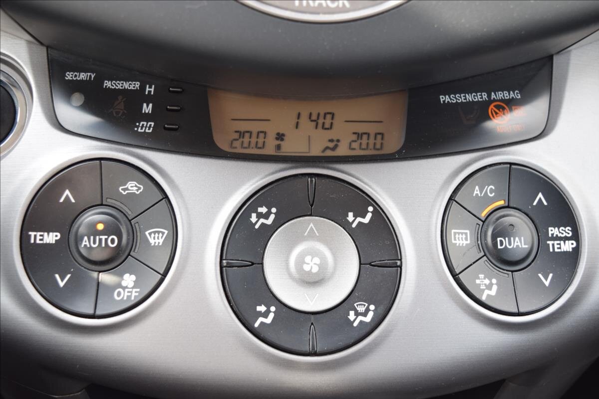 Toyota RAV4 SUV / Terénní 2,2 l 100 kw