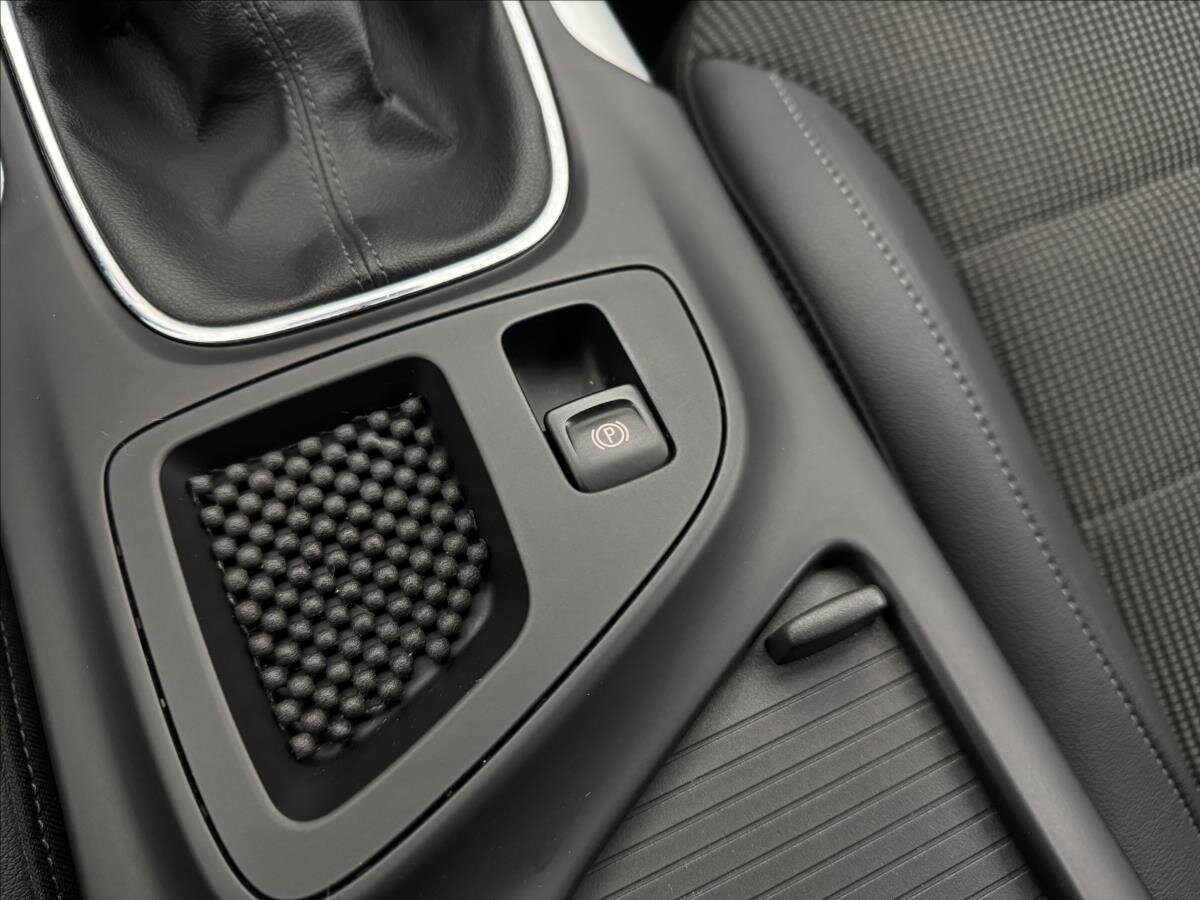 Opel Insignia Sedan / Limuzína 2,0 l 118 kw