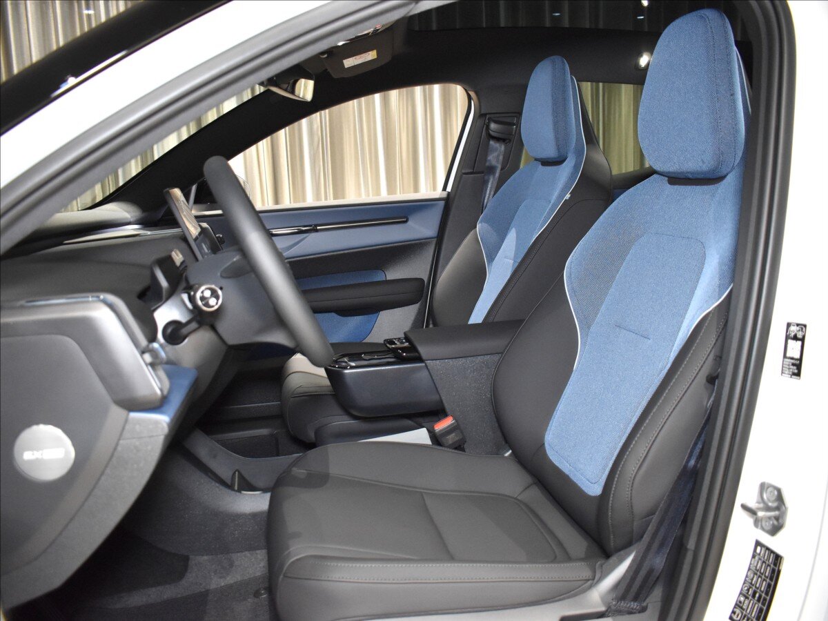 Volvo EX30 SUV / Terénní 0,0 200 kw