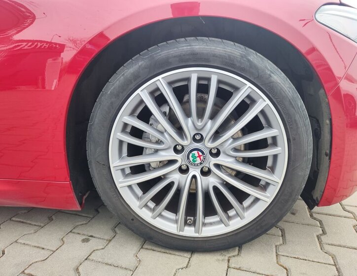 Alfa Romeo Giulia Sedan / Limuzína 2,1 l 110 kw