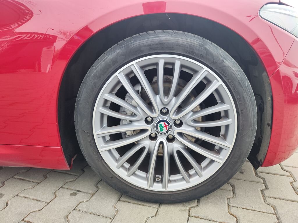 Alfa Romeo Giulia Sedan / Limuzína 2,1 l 110 kw