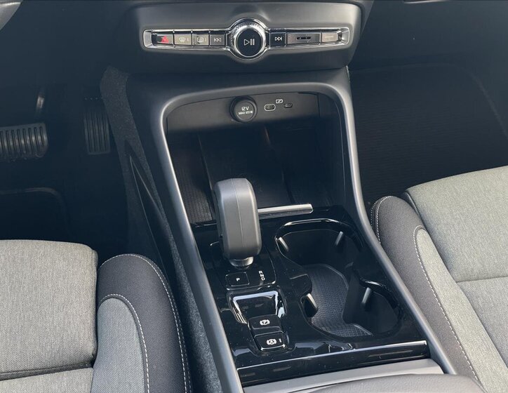 Volvo XC40 SUV / Terénní 2,0 l 145 kw