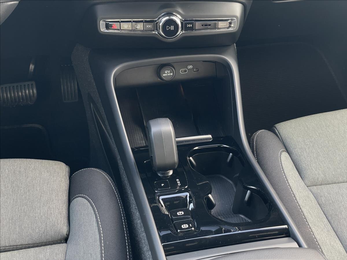Volvo XC40 SUV / Terénní 2,0 l 145 kw