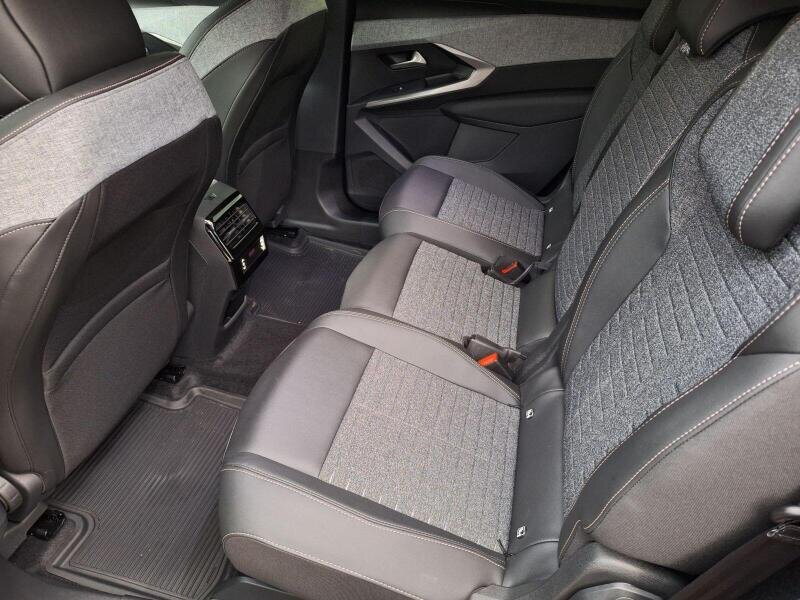 Peugeot 5008 SUV 1,2 l 107 kw