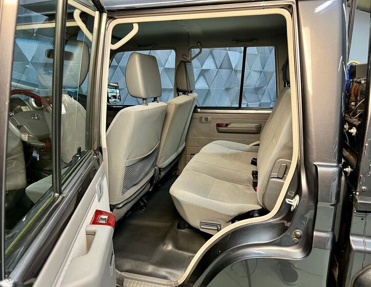 Toyota Land Cruiser 12