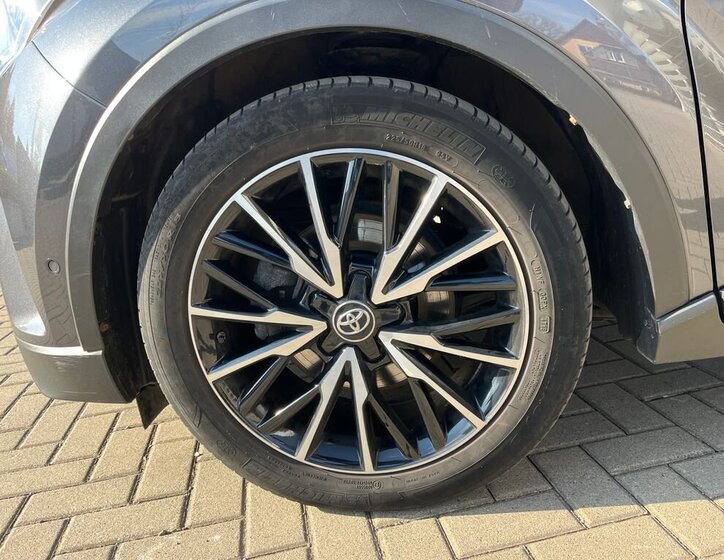 Toyota C-HR SUV / Terénní 1,8 l 72 kw