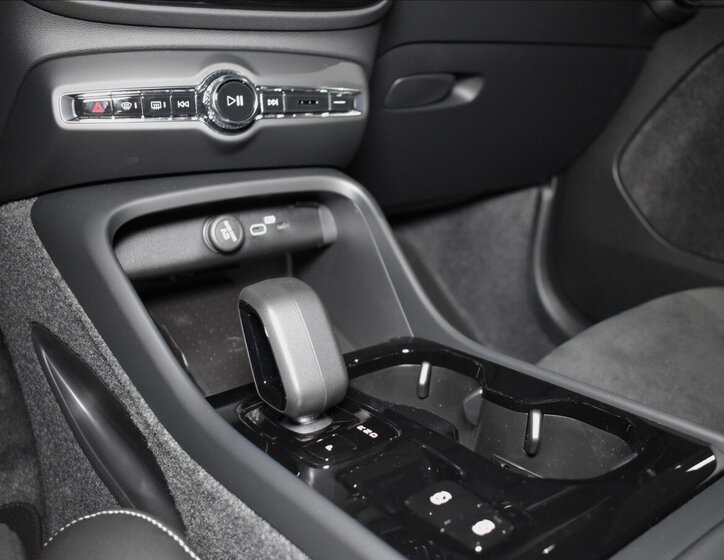 Volvo XC40 SUV / Terénní 2,0 l 145 kw