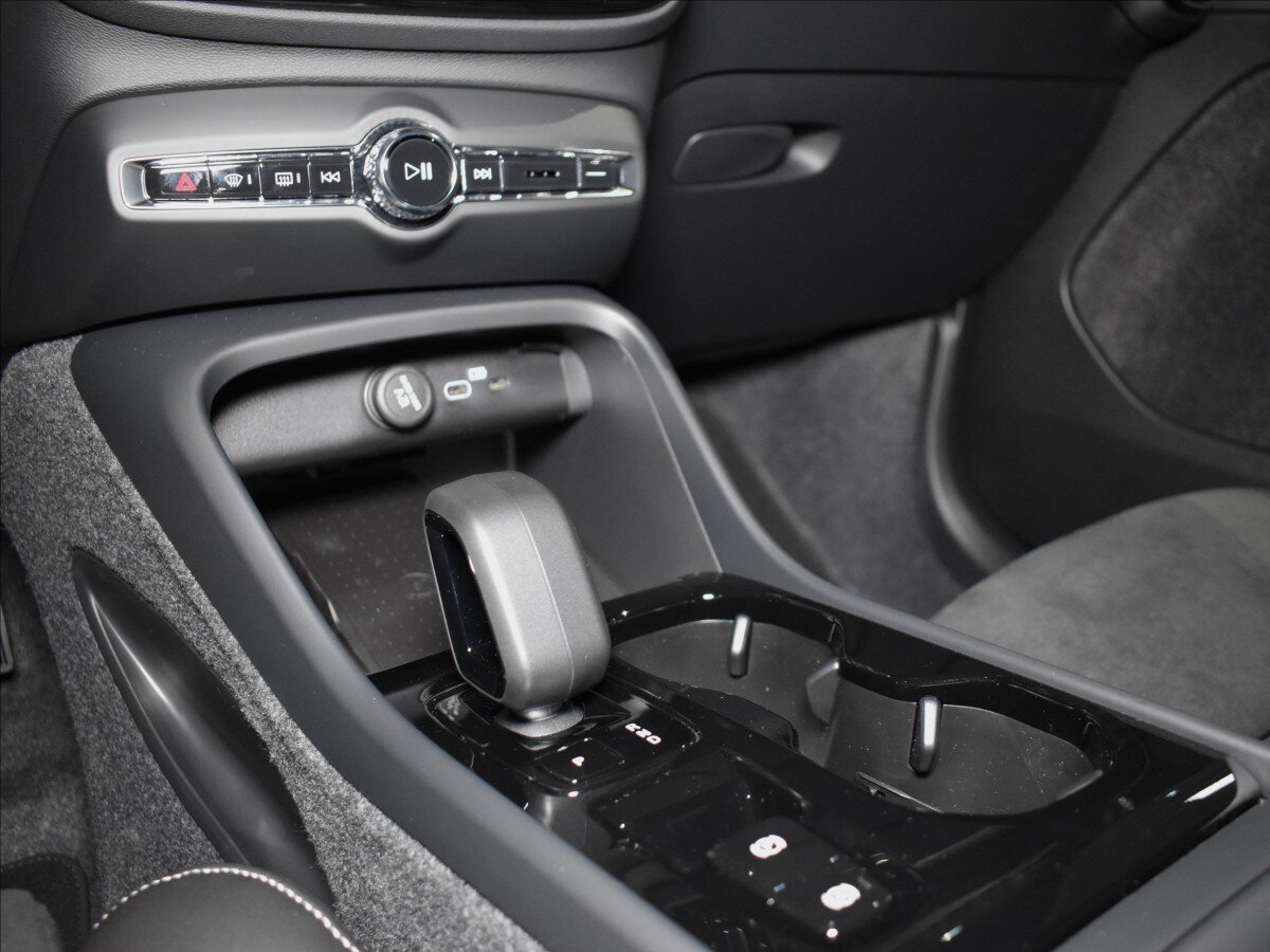 Volvo XC40 SUV / Terénní 2,0 l 145 kw