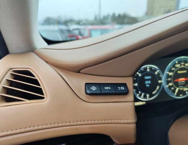 Cadillac Escalade 32