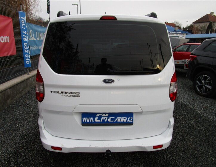 Ford Tourneo Courier 5