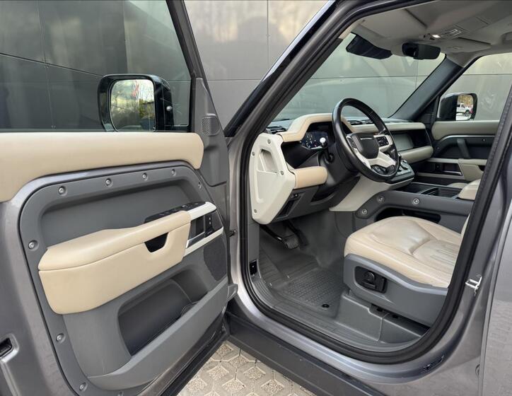 Land Rover Defender 10