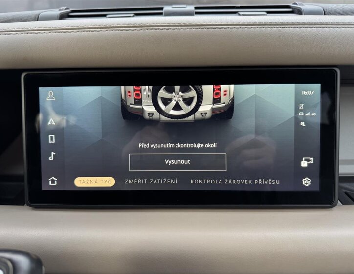 Land Rover Defender 24