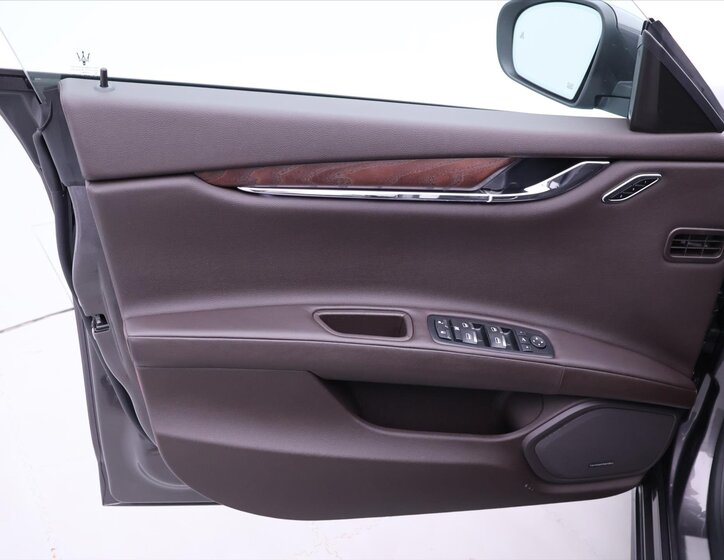 Maserati Quattroporte 12