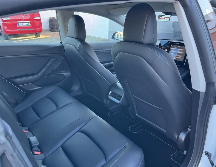 Tesla Model 3 Sedan / Limuzína 0,0 208 kw