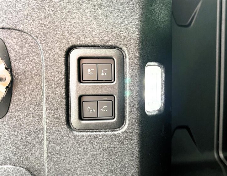 Land Rover Defender SUV / Terénní 5,0 l 313 kw