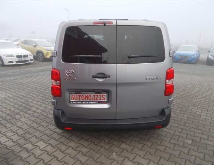 Toyota ProAce 9