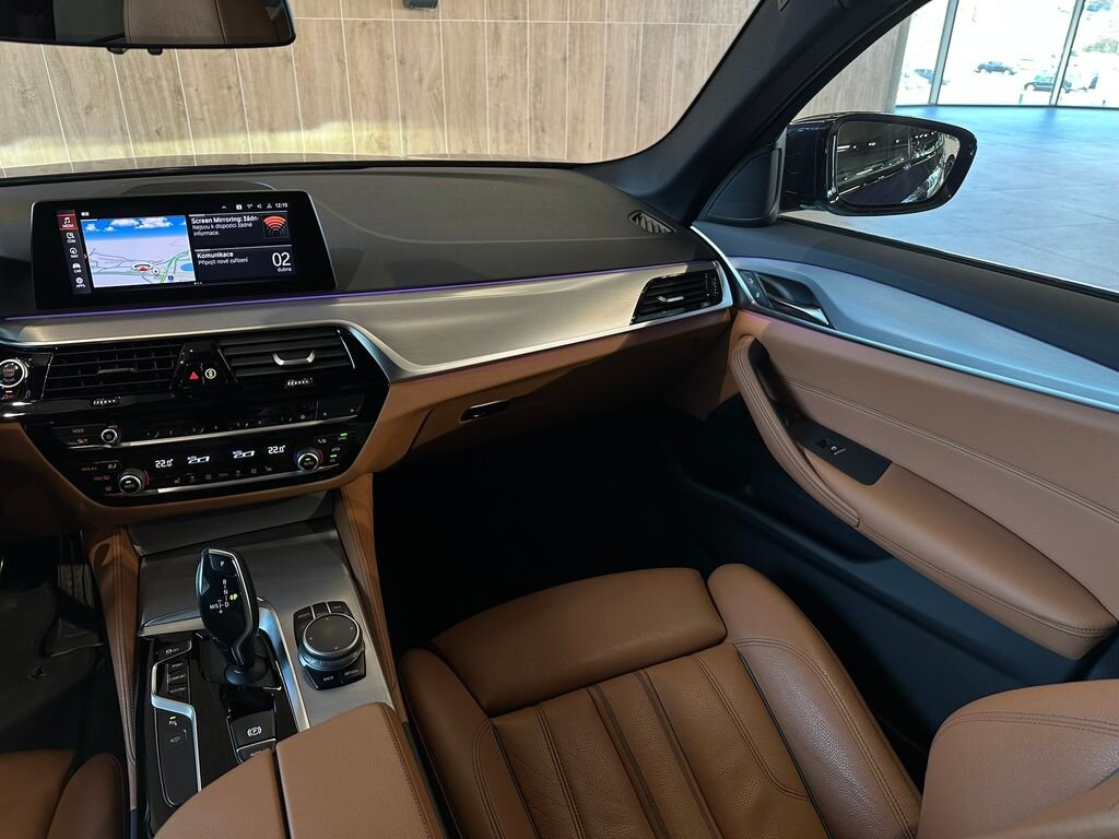 BMW Řada 5 Kombi 3,0 l 195 kw