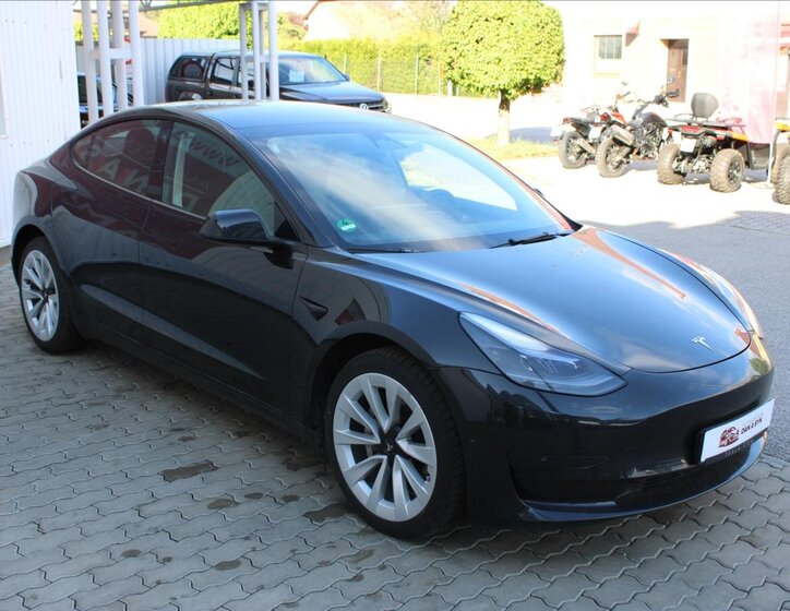 Tesla Model 3 Sedan / Limuzína 0,0 208 kw