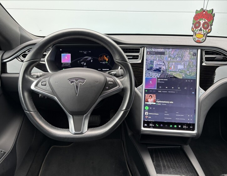 Tesla Model S 8