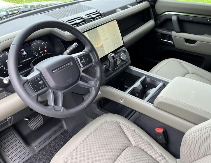 Land Rover Defender 12