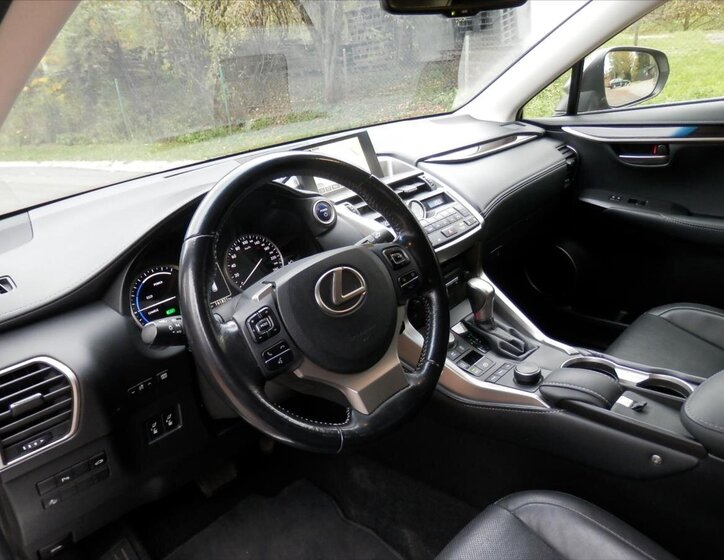 Lexus NX 300h SUV / Terénní 2,5 l 114 kw