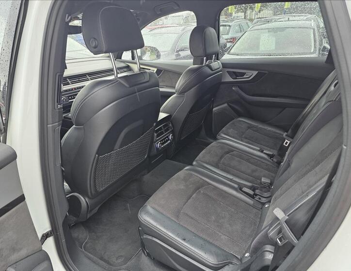 Audi Q7 21