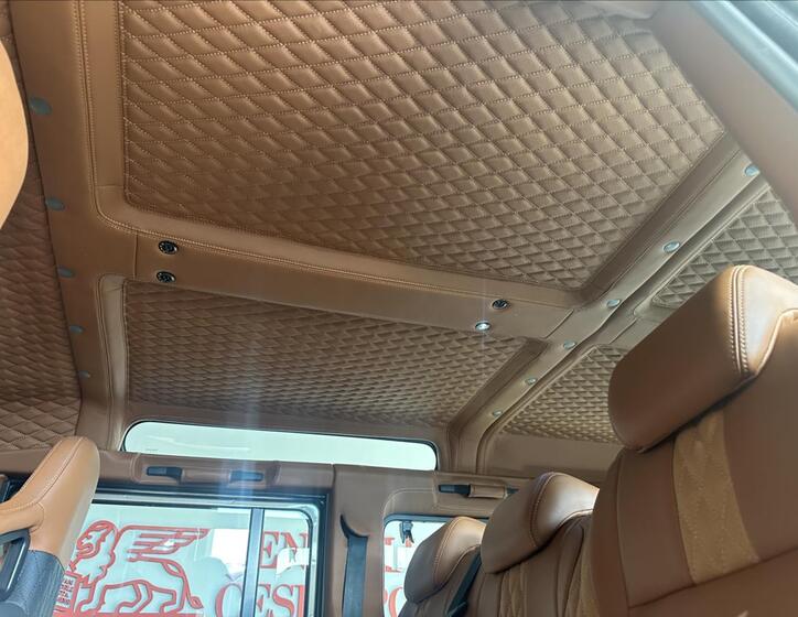 Land Rover Defender 24