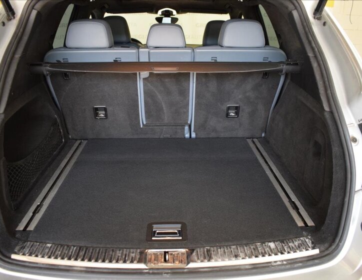 Porsche Cayenne SUV 4,8 l 405 kw