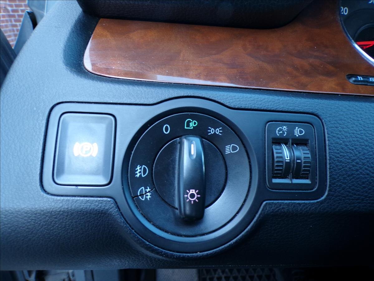 Volkswagen Passat Sedan / Limuzína 2,0 l 103 kw