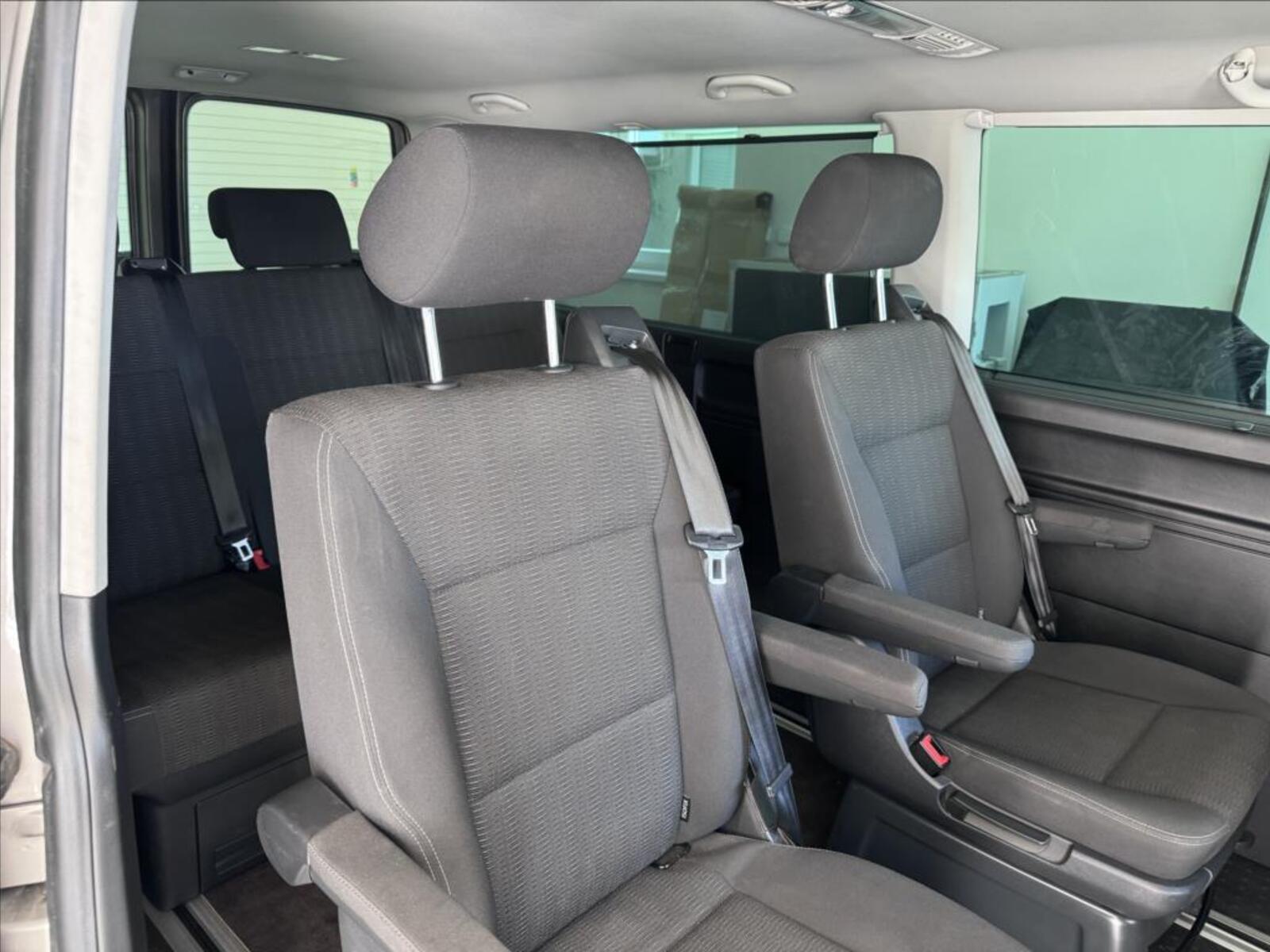 Volkswagen Multivan 13