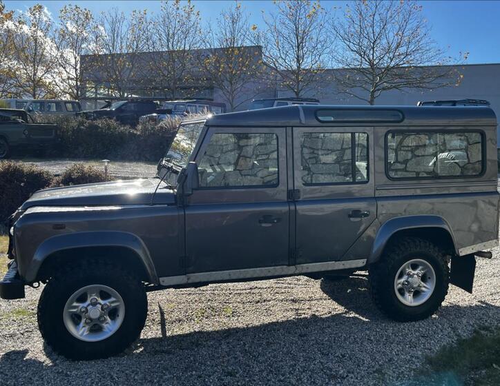 Land Rover Defender 4