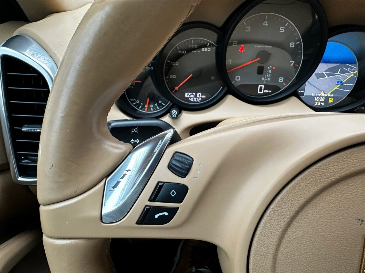 Porsche Cayenne Kombi 4,8 l 294 kw